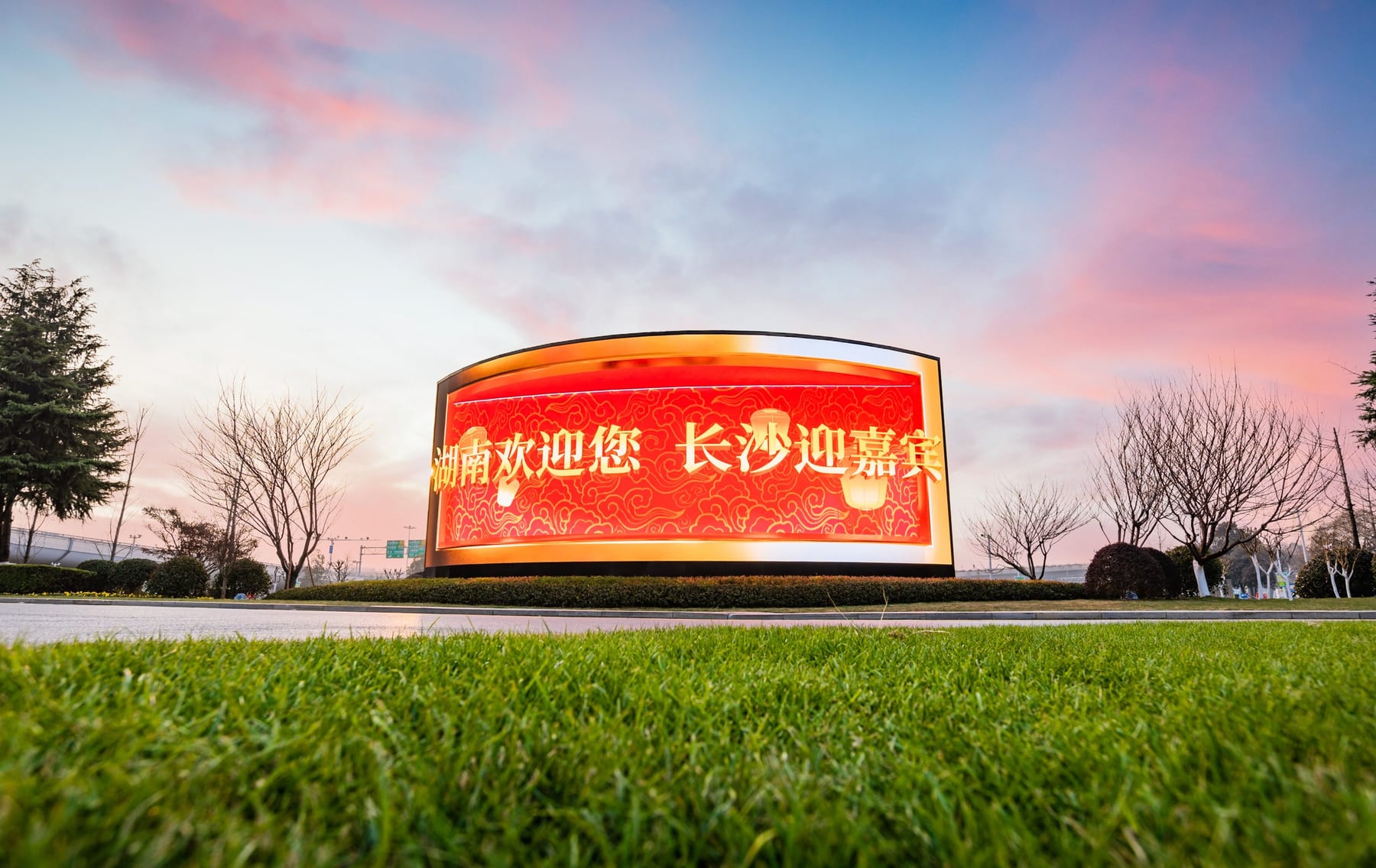 Curved LED Display Solution for Huanghua International Airport — installation