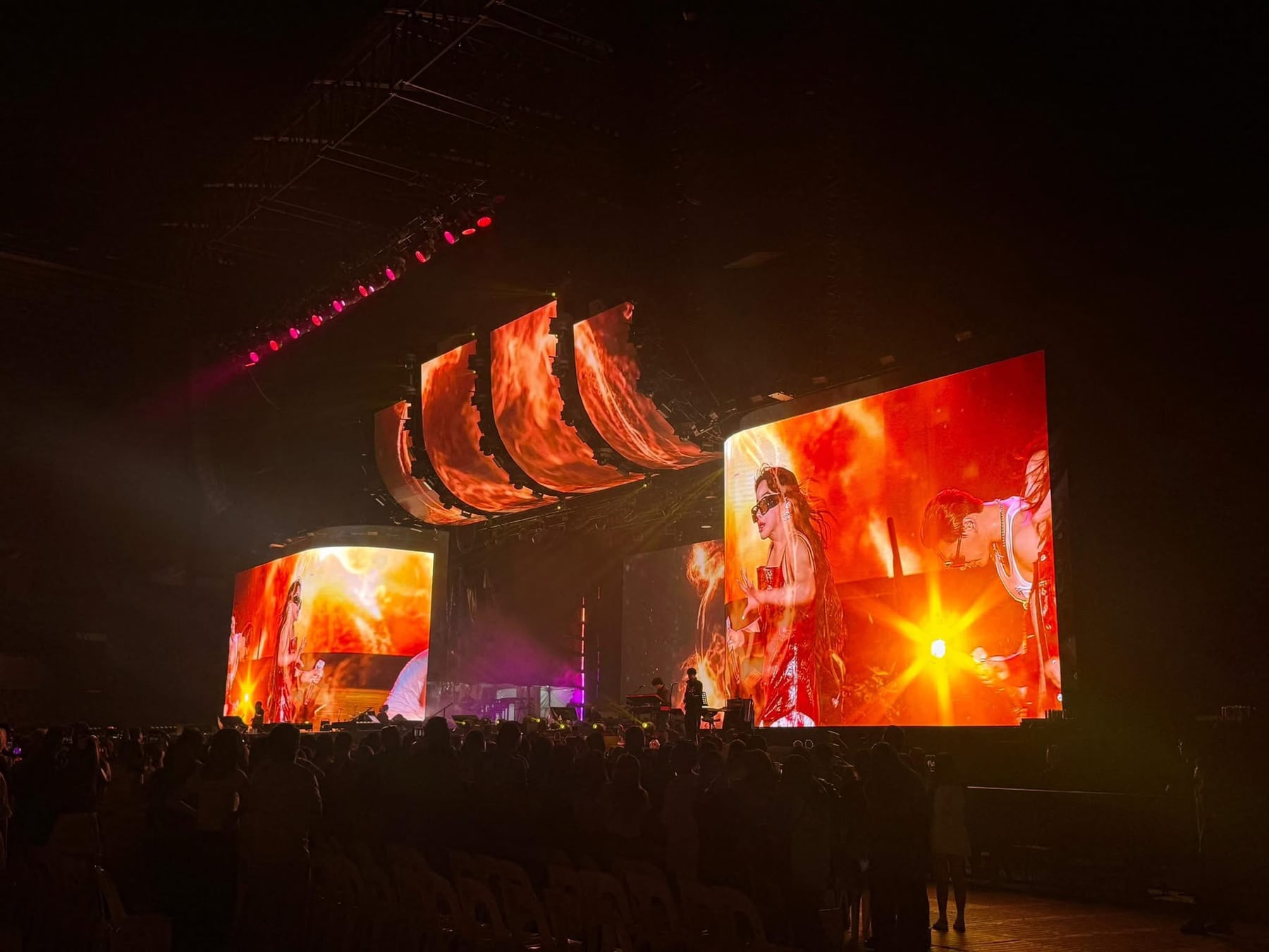How 2NE1 K-pop Used Concert LED Screens to Wow Fans Live — installation
