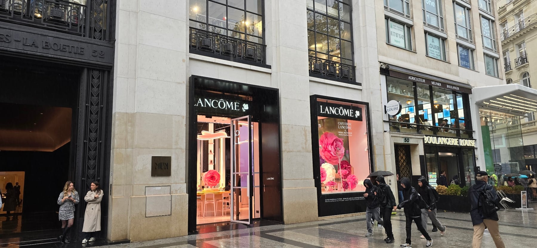 Lancôme: Vivid Indoor LED Displays Bring Luxury Beauty Products to Life — installation
