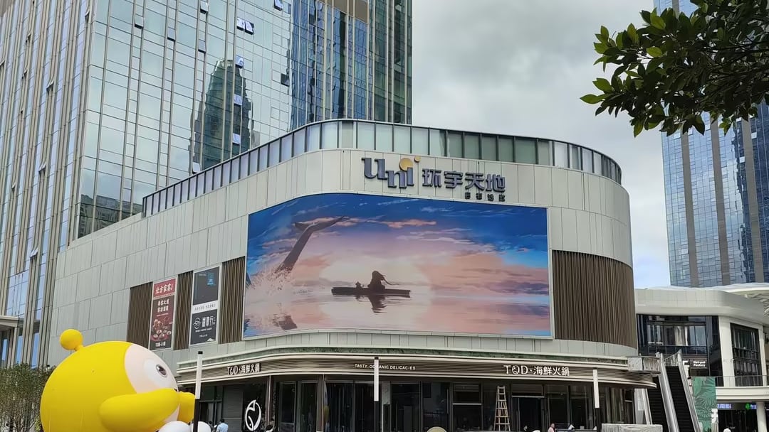 Outdoor LED Displays Transform Huizhou Zhonghai Plaza with Xeron — installation