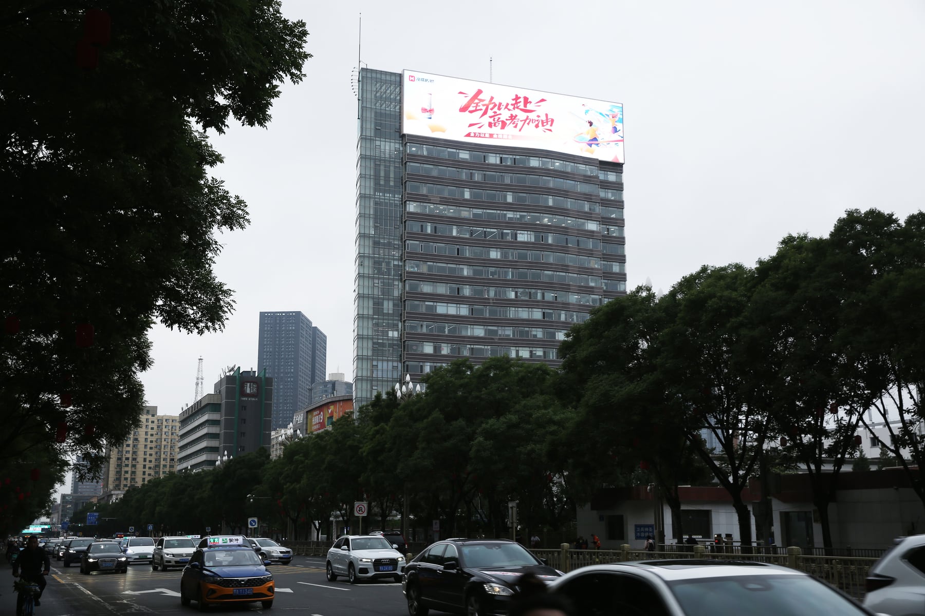 The huge XR Vision series screen on Sincerity Digital Building’s façade — installation