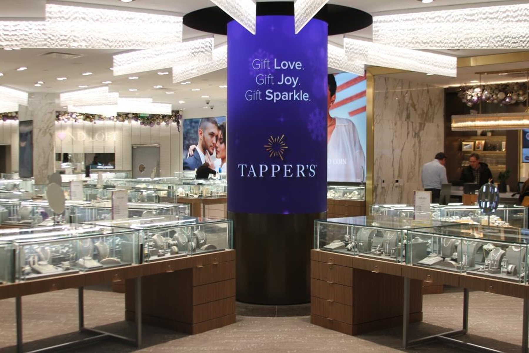 LED screens for pharmacies, clinics and jewellers: which format, what size and which rules apply — cover