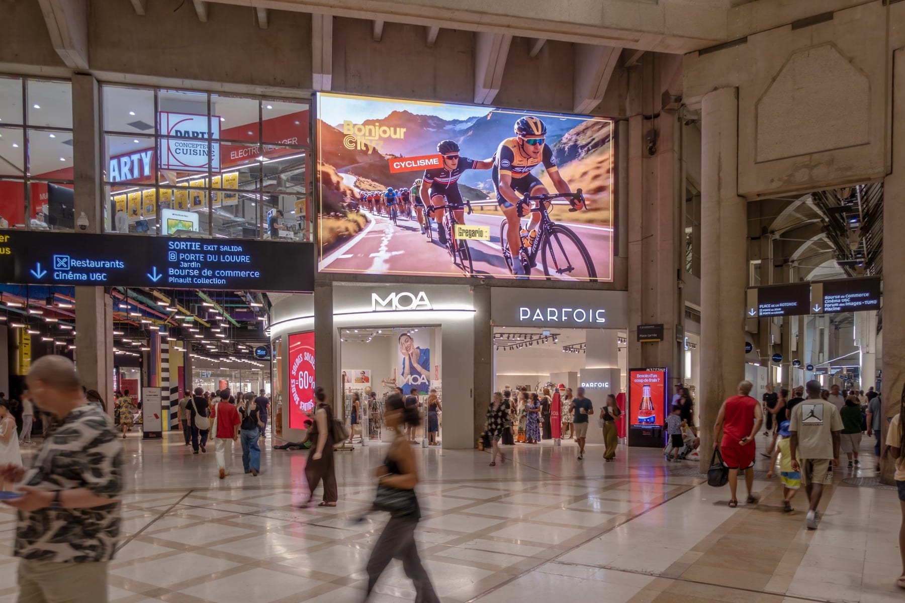 LED screens for shops and window displays: the digital storefront that sells — cover